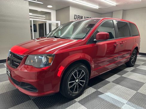 Used 2016 Dodge Grand Caravan SE image 2