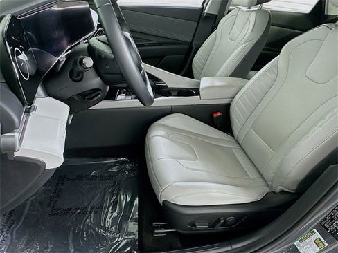 Used 2023 Hyundai Elantra Limited image 9