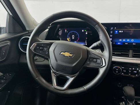 Used 2025 Chevrolet Trax LT w/ LT Convenience Package FWD image 17