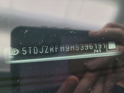 Used 2017 Toyota Highlander XLE w/ Carpet Mat Package image 33