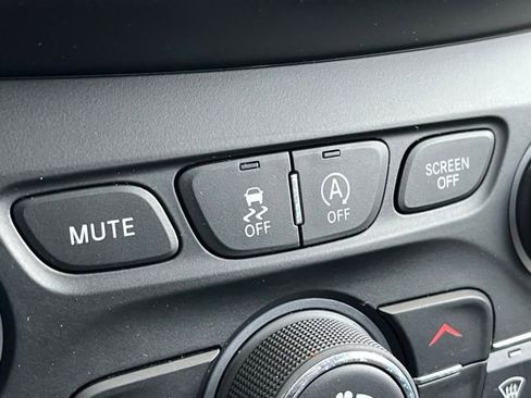 Used 2020 Jeep Cherokee Latitude Plus w/ Cold Weather Group AWD/4WD image 42