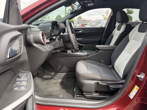 Certified 2024 Chevrolet Trax RS w/ Sunroof Package FWD image 9