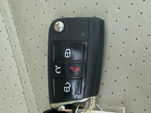 Used 2018 Volkswagen Golf SE image 37