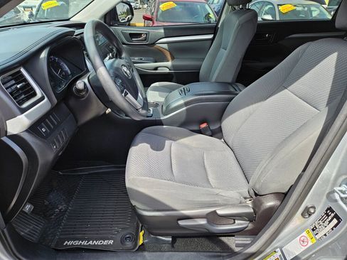 Used 2017 Toyota Highlander LE AWD/4WD image 16