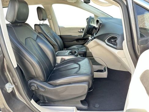 Used 2023 Chrysler Pacifica Touring-L FWD image 25