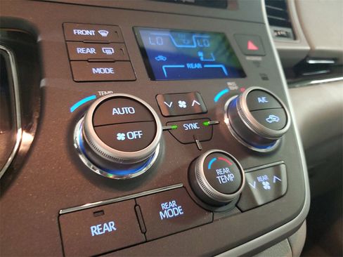 Used 2020 Toyota Sienna XLE image 29