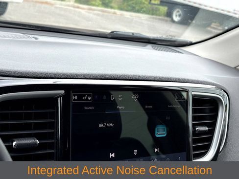 Used 2023 Chrysler Pacifica Touring-L FWD image 11