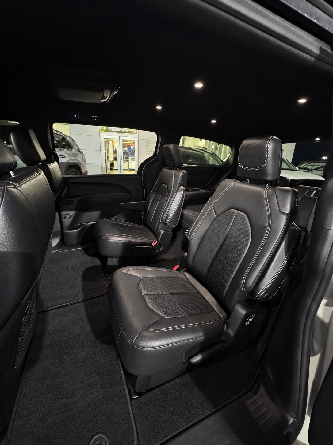 Used 2018 Chrysler Pacifica Touring-L w/ S Appearance Package FWD image 13