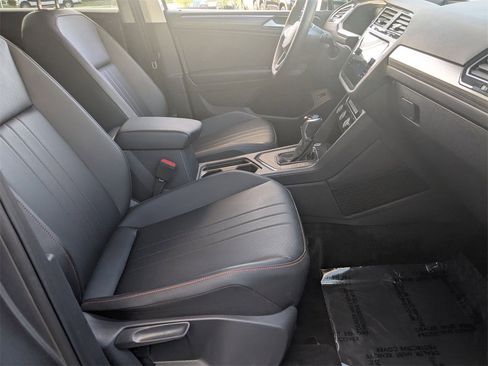 Used 2024 Volkswagen Tiguan SE image 30