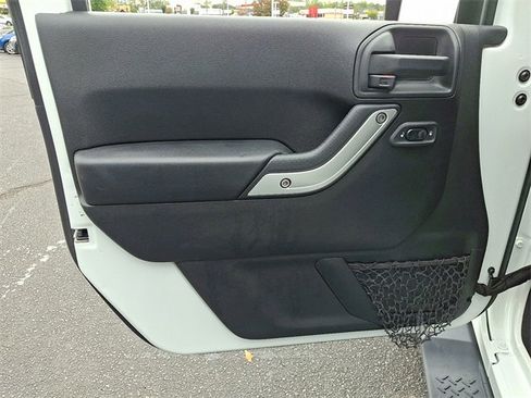 Used 2018 Jeep Wrangler Unlimited Sahara w/ Connectivity Group image 11