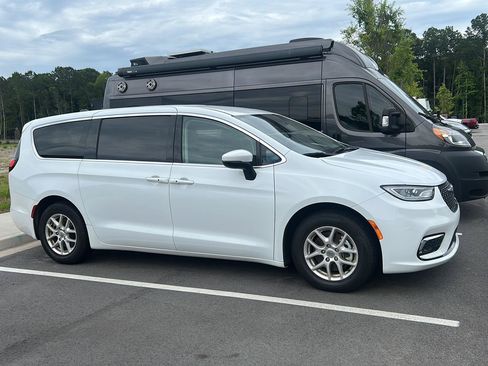 Used 2023 Chrysler Pacifica Touring-L FWD image 4