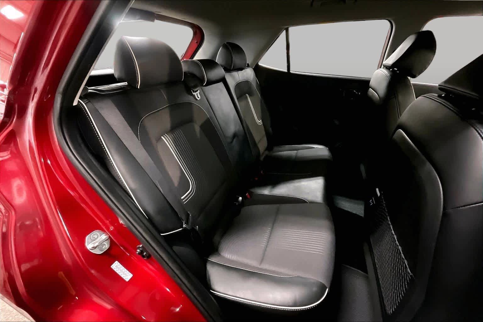 Used 2024 Hyundai Venue Limited FWD image 19