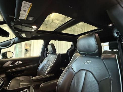 Used 2025 Chrysler Pacifica Limited image 33