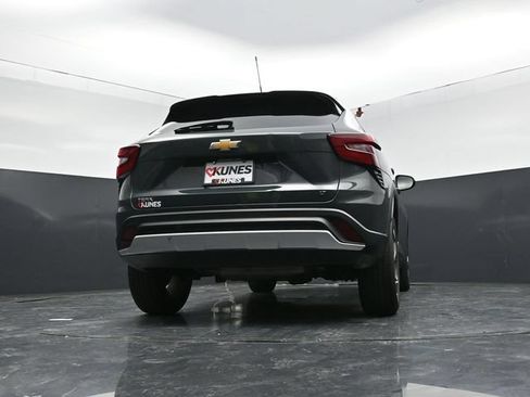 Used 2025 Chevrolet Trax LT FWD image 49