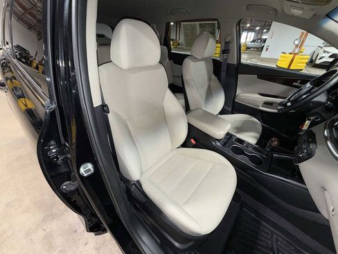 Used 2018 Kia Sorento LX w/ LX V6 Convenience Package image 16