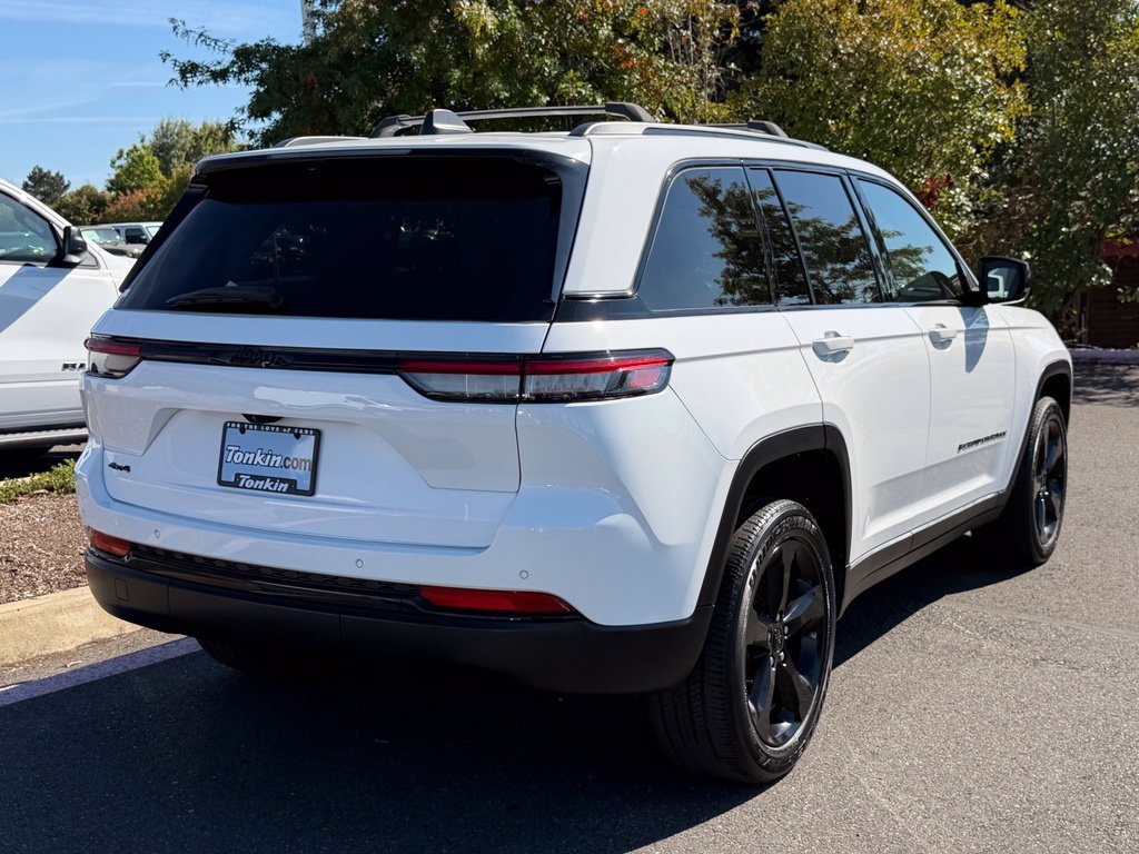 Used 2023 Jeep Grand Cherokee Altitude AWD/4WD image 7