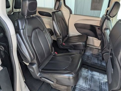 Used 2024 Chrysler Pacifica Touring-L image 25