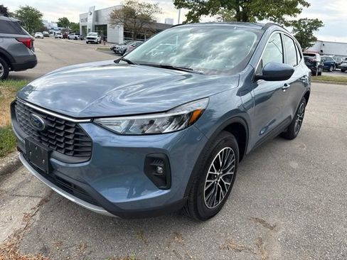 Used 2025 Ford Escape SE FWD image 2