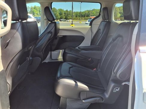 Used 2024 Chrysler Pacifica Touring-L FWD image 27