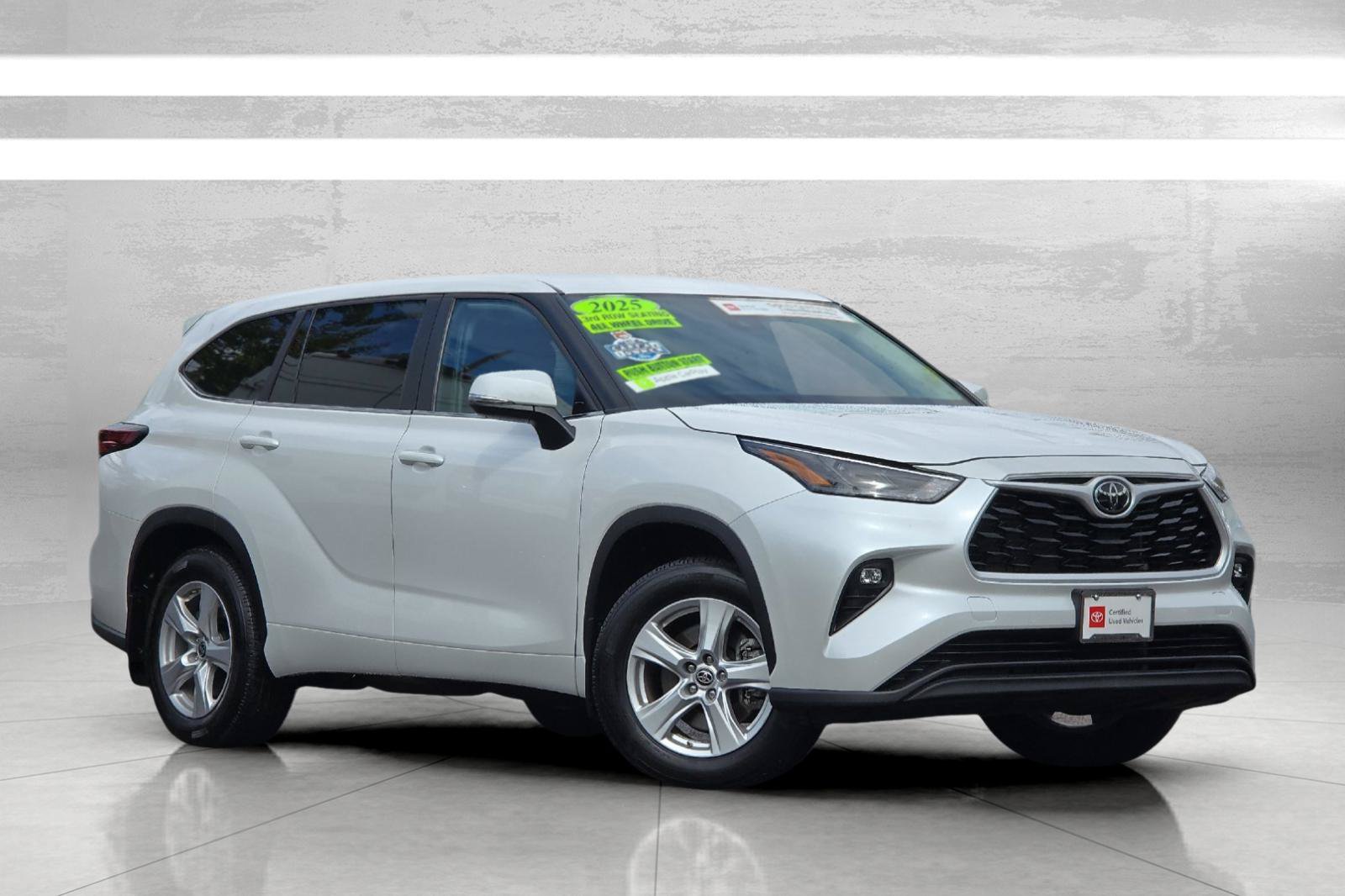 Used 2025 Toyota Highlander LE AWD/4WD image 2