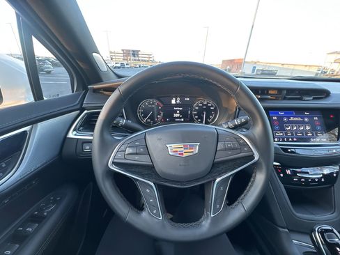 Used 2025 Cadillac XT5 Premium Luxury image 14