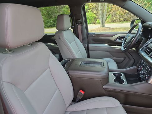 Used 2022 Chevrolet Suburban LT w/ Luxury Package image 10