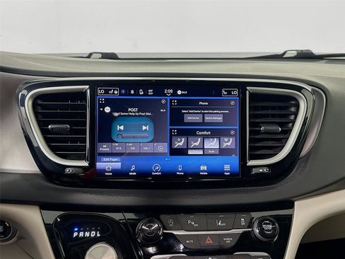 Used 2023 Chrysler Pacifica Touring-L FWD image 10