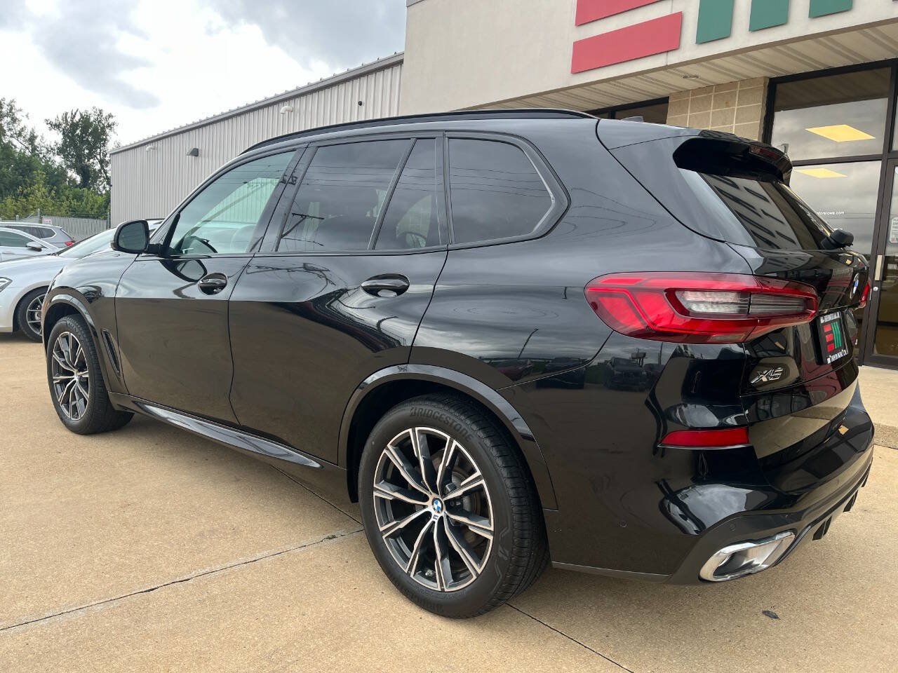 Used 2019 BMW X5 xDrive40i w/ M Sport Package AWD/4WD image 3
