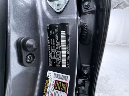 Used 2022 Toyota Highlander XLE AWD/4WD image 28
