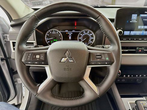 Used 2024 Mitsubishi Outlander SE AWD/4WD image 3