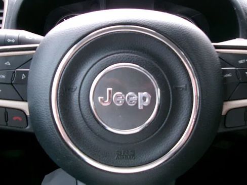 Used 2017 Jeep Renegade Latitude AWD/4WD image 17