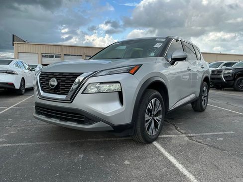 Used 2023 Nissan Rogue SV FWD image 2