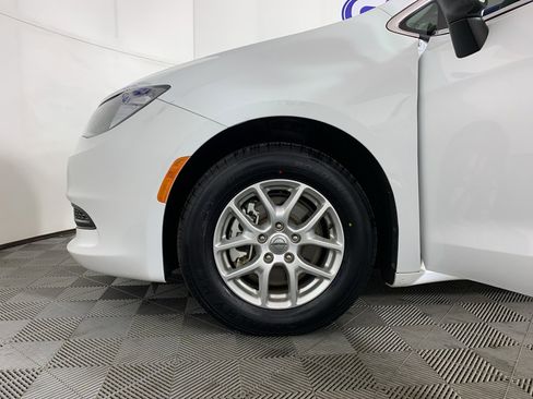 Used 2022 Chrysler Voyager LX image 12