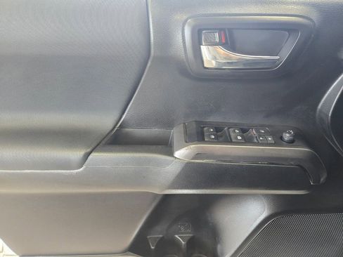 Used 2022 Toyota Tacoma TRD Sport w/ Technology Package image 35