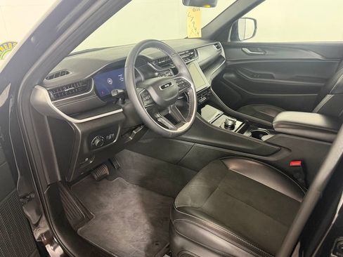 Used 2025 Jeep Grand Cherokee Altitude AWD/4WD image 13