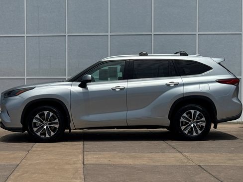 Used 2022 Toyota Highlander XLE AWD/4WD image 7