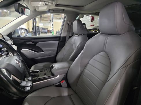 Used 2022 Toyota Highlander XLE FWD image 24
