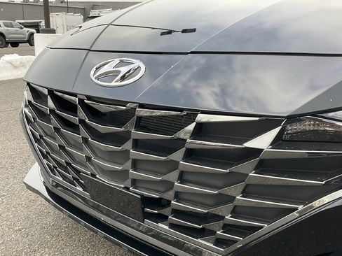 Used 2023 Hyundai Elantra Limited image 22