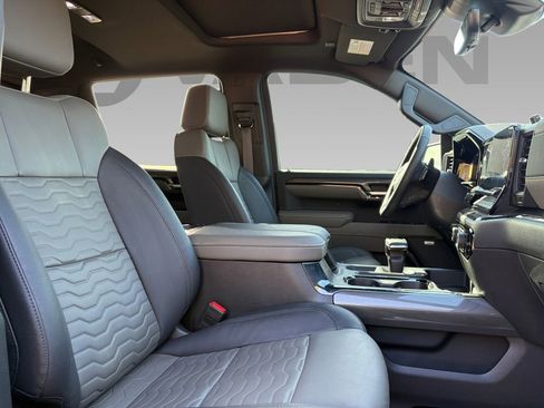 Used 2025 Chevrolet Silverado 1500 ZR2 w/ Technology Package image 10