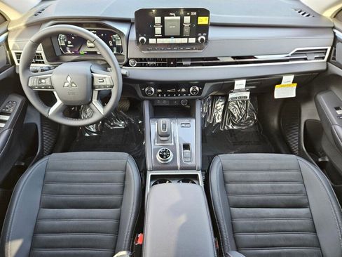 New 2025 Mitsubishi Outlander SE image 11