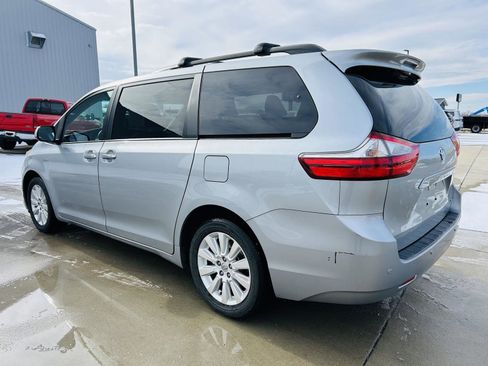 Used 2016 Toyota Sienna XLE Premium image 36