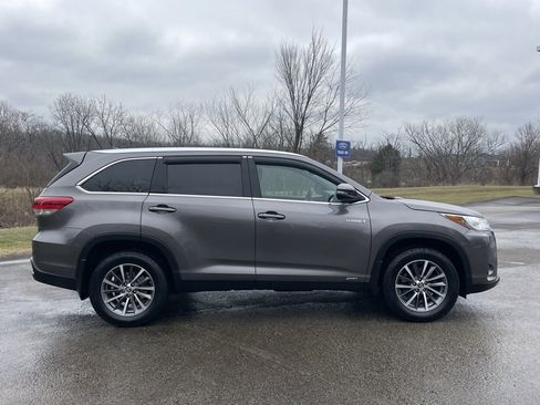 Used 2019 Toyota Highlander XLE image 2