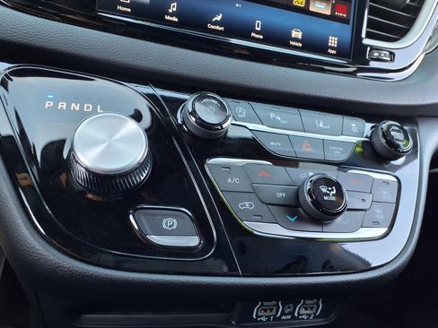 Certified 2025 Chrysler Voyager LX image 6