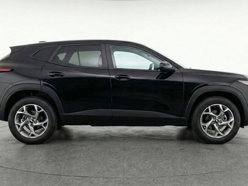 Used 2025 Chevrolet Trax LT w/ LT Convenience Package image 8