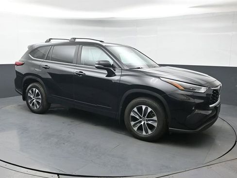 Used 2023 Toyota Highlander XLE AWD/4WD image 7