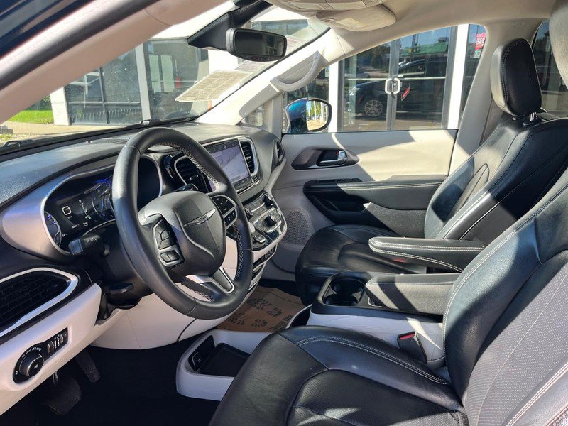 Used 2022 Chrysler Pacifica Touring-L w/ Uconnect Theater Family Group FWD image 13