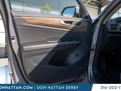 Used 2025 Volkswagen Atlas SE AWD/4WD image 14