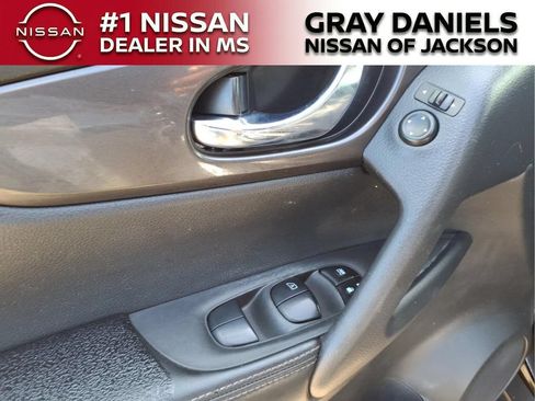 Used 2020 Nissan Rogue SV FWD image 12