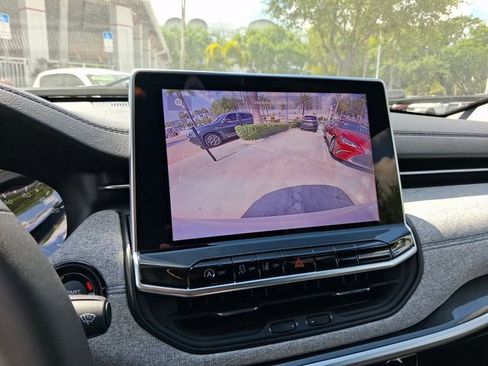 Used 2023 Jeep Compass Latitude image 21