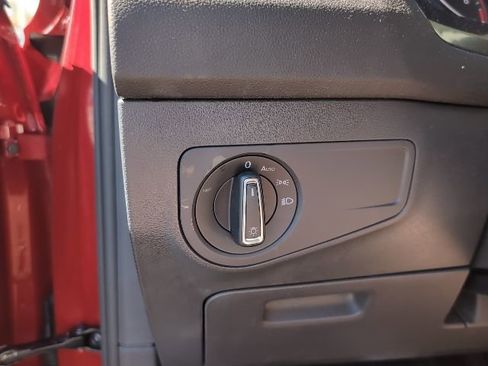 Used 2019 Volkswagen Tiguan SE image 21